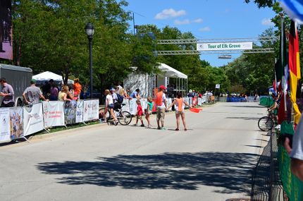 People crossing TOEG bike race route