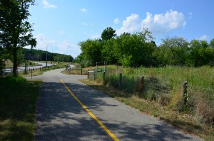 River Road Trail and Moraine Hills Trail intersection